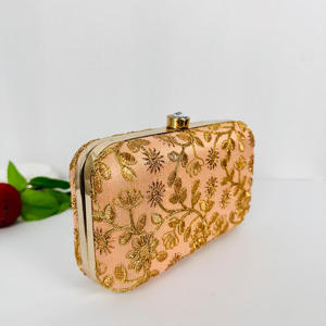 Bolso Bandolera Cruzado de Aluminio Chapado en Oro Antiguo, Elegante y Moderno, Bolso de Mano Compacto con Bordado de Alas de Ángel, Escultura Pulida Tipo Potli - Product Image 2