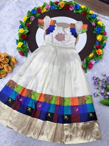 Robe longue en satin plissée style ethnique vintage avec dupatta pour soirée et mariage - Product Image 6