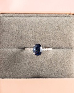 Anillo Clásico Ovalado de Zafiro Azul para Mujer, Plata Rodiada con Banda Pavé de Diamantes Cultivados en Laboratorio - Product Image 5