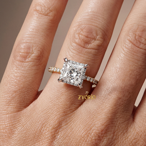 แหวนหมั้นเงินประดับเพชรซิคอนทรงเจ้าหญิง 1 กะรัต ความใส VVS2 รูปทรงลูกแพร์ ประดับเพชรข้างแบบสามเม็ด - Product Image 4