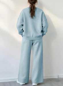 Conjunto Deportivo 2 en 1 para Mujer, Sudadera Holgada de Cuello Alto Azul Claro y Pantalones Anchos con Bolsillos Laterales para Invierno - Product Image 3