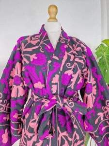 Chaqueta Suzani para Mujer al por Mayor, Chaqueta de Invierno de Algodón con Bordado Floral Morado, Cuello en V, Estilo Étnico Vintage Boho - Product Image 2