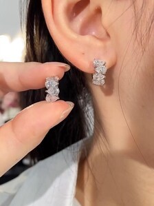 Boucles d'oreilles clous classiques en or 14 carats avec diamant de laboratoire en forme de poire de 2 carats, certifiées IGI, bijoux floraux de mariée, collection Apricot Jewels - Product Image 5