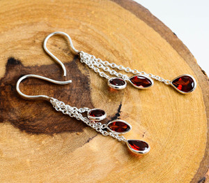 Boucles d'oreilles cascade en argent sterling de qualité supérieure avec grenat multi-coupes, style tendance et élégant - Product Image 4