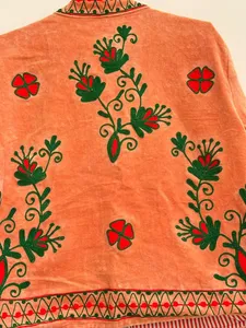 Chaqueta de Invierno de Terciopelo Color Durazno Hecha a Mano para Mujer, Abrigo Tradicional Rajastaní con Bordado Floral a Mano - Product Image 4