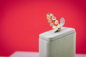 Anillo de Eternidad de Piedra Lunar Arcoíris Natural en Oro Amarillo Sólido de 18K con Cabujón Redondo y Engaste de Bisel, Piedra de Nacimiento de Junio - Product Image 2