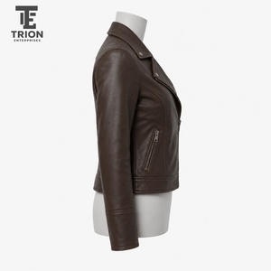 Chaqueta de cuero para mujer a la moda con una silueta moderna, acabado suave y construcción duradera para looks casuales y elegantes. - Product Image 3