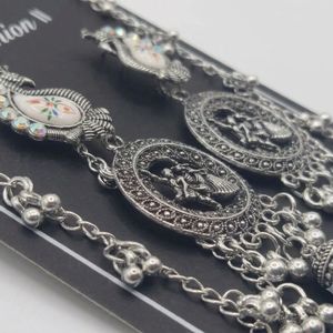 Pendientes tradicionales con motivo de pavo real plateado, diseño de bailarina ornamentado, colgante circular y cadenas colgantes con dije de campana, estilo étnico. - Product Image 2