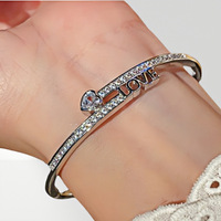 Bracelet tendance en acier inoxydable avec motif cœur pavé de cristaux, style minimaliste, cadeau idéal