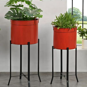 Jardinière en métal de style contemporain pour les jardins de balcon d'appartement, offrant une présentation compacte et élégante des plantes - Product Image 1