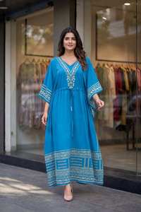 Robe longue kaftan en crêpe français avec des imprimés numériques artistiques, cordon de serrage réglable et coupe ample décontractée RMOR KAFTAN DC - Product Image 1