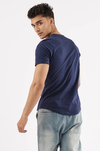 Camiseta Formal para Hombre, Color Azul Marino Sólido, Corte Curvo, con Tejido de Punto Lavado - Product Image 2
