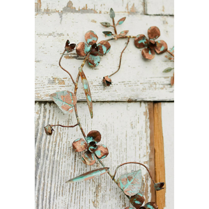 Corona rústica con forma de corazón hecha con delicadas guirnaldas de metal adornadas con flores de cobre, hojas y detalles de pátina verde para decoración. - Product Image 3