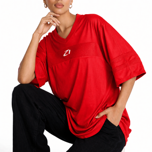 Camiseta deportiva de malla roja retro personalizada para mujer, jersey de fútbol americano con cuello en V, transpirable, de poliéster, con logo personalizado. - Product Image 4