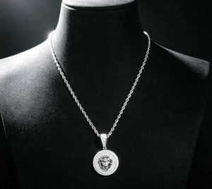 Colgante de medallón de león totalmente engastado con moissanita, dijes redondos con microincrustaciones, chapado en oro de 14K y rodio, joyería para fiestas - Product Image 3