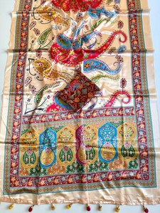 Sari de Seda Satinada Premium con Estampado Digital de Posiciones, Motivos Tradicionales, Diseño de Diseñador, Borlas de Bola en el Pallu, Colorido y Sin Arrugas - Product Image 5