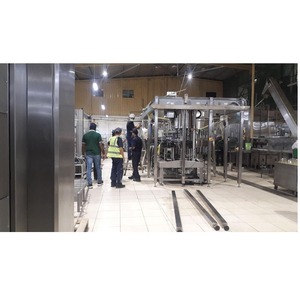 Machine de remplissage automatique de bouteilles en plastique de qualité industrielle à haute capacité avec moteur pour le remplissage de boissons, fabrication et exportation - Product Image 1