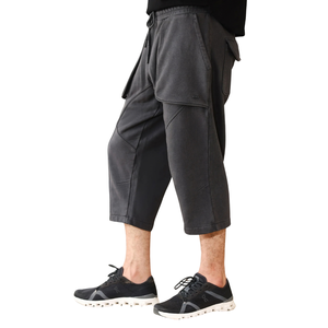 Shorts cargo 3/4 en molleton anthracite pour homme, taille élastique avec cordon de serrage, grandes poches à rabat, coupe ample, style streetwear, fabrication OEM, vente en gros - Product Image 2