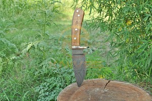 Couteau de chasse et de camping à lame fixe en acier Damas forgé à la main, couteau de survie plein tang avec garde-poignée en bois, DIY - Product Image 5