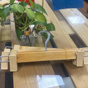 Cintres en bois de pin durables et écologiques avec crochets en acier inoxydable, finition laquée, design plat multifonctionnel pour vêtements - Product Image 2