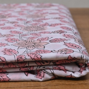 ผ้าฝ้ายพิมพ์ลายดอกไม้สีขาวชมพูแบบขายส่ง ลายใบไม้เล็กๆ สำหรับชุดคุรติส ตกแต่งบ้าน - Product Image 4