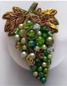 Broche Bordado Artesanal Exclusivo MD HANDICRAFTS con Adornos de Cuentas de Alta Calidad, Joyería Unisex para Bodas - Product Image 1
