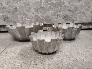 Cuencos decorativos de metal plateado acanalado (Juego de 3) con borde de diseño de castillo y acanalado vertical dramático, acabado plateado metálico cepillado - Product Image 1