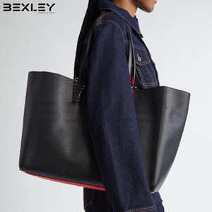 Bolso tote negro con textura granulada, interior rojo y asas con remaches para mujer, nuevo, moderno, personalizado, hecho a mano, de cuero tejido. - Product Image 4
