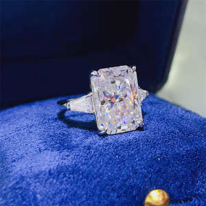 Anillo de Compromiso de Moissanita con Corte Esmeralda de 5 Quilates, Plata de Ley 925, Chapado en Platino, Engaste de Tres Piedras, Anillo de Novia para Mujer - Product Image 2