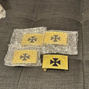Boucle de ceinture en métal gravée, design croix en laiton doré, motif gaufré, logo personnalisé, accessoire streetwear, style classique et robuste - Product Image 2