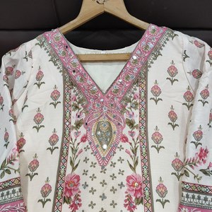 Ces ensembles ethniques époustouflants sont confectionnés en tissu Maslin de qualité supérieure, reconnu pour sa texture douce comme du beurre et son éclat naturel. - Product Image 6