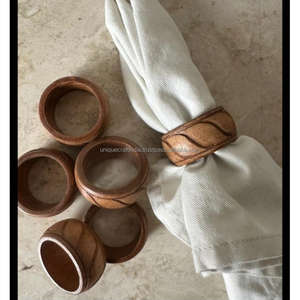 Anillos de Servilleta de Madera con Forma de Tambor Grabados con Líneas Rústicas |   Accesorios de Mesa Geométricos Hechos a Mano y Ecológicos para Fiestas y Cenas - Product Image 4