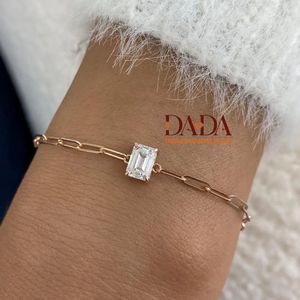สร้อยข้อมือเพชรทรงเอเมอรัลด์คัทแบบปลูกในห้องปฏิบัติการ ดีไซน์โซ่แบบคลิปหนีบกระดาษ สำหรับผู้หญิง เครื่องประดับหรูหราแบบเรียบง่าย - Product Image 4
