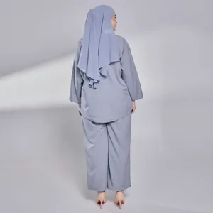Chemisier contrastant Nelly bleu et blanc, fabriqué en Malaisie, design bicolore, haut modeste à manches longues, sans doublure, en poly-spandex. - Product Image 4