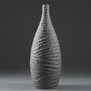 Impresionante Florero Metálico Gris Texturizado con Ondas Horizontales y una Silueta Alta y Elegante para Decoración Interior Moderna - Product Image 1