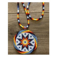Ensemble collier et boucles d'oreilles tendance en perles de verre multicolores avec chaîne à maillons pour un style ethnique moderne indo-occidental
