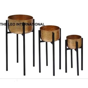 Pot de fleurs en métal doré durable avec un style moderne, idéal pour la décoration de la maison, du jardin et du balcon, au prix de gros en provenance d'Inde. - Product Image 3