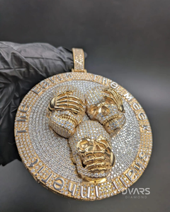 Colgante de tres calaveras sabias de Plata de ley 925 bañado en oro con Moissanita helada, medallón con la inscripción 'Oír, Hablar, No Ver Mal', Dvars Diamond Luxury - Product Image 4