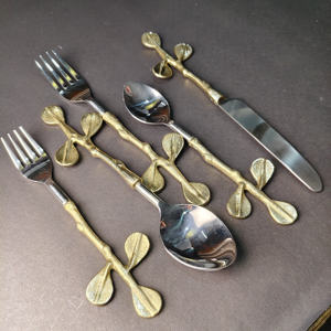 Épandeur à beurre gourmet artisanal en bois doré, orné de motifs botaniques sculptés et d'un fini écologique poli - Product Image 5