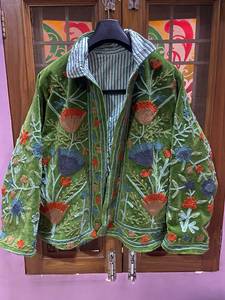 Veste en velours vert faite à la main, style Suzani, broderie florale vintage, style bohème, veste courte pour femme, mode d'hiver, artisanat de designer - Product Image 3