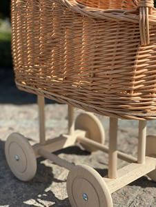 Este cochecito de juguete para niños está hecho de ratán natural. Es una carriola alta para muñecas con cuatro ruedas y un mango. - Product Image 3