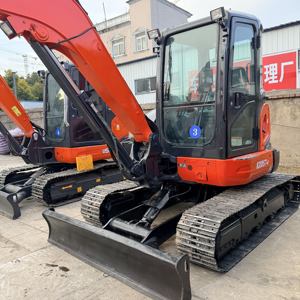 Miniexcavadora Kubota KX040-5 roja sobre orugas con cucharón y cuchilla - Product Image 5
