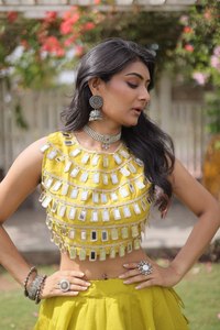 Conjunto de Lehenga Choli de Seda Amarilla para Mujer con Puntos de Gota y Trabajo de Espejo, Traje Tradicional Indio para Bodas - Product Image 3