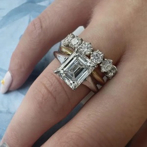 Bague de fiançailles solitaire en diamant de laboratoire taille émeraude 2 carats, bord biseauté, bande en or mat, griffes en platine, certifiée IGI, 14K - Product Image 3