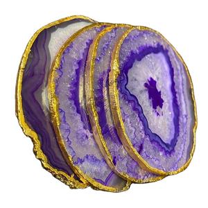 Posavasos de rebanadas de ágata púrpura con bordes galvanizados dorados Decoración de mesa de piedras preciosas con adorno dorado - Product Image 1