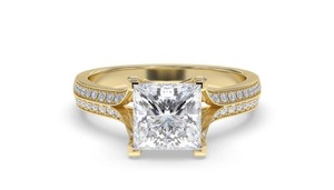 Élégante bague à épaule fendue taille princesse avec diamant de laboratoire de 0,75 ct en or 18 carats et platine - Product Image 3