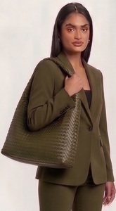 Sac fourre-tout hobo en cuir véritable tressé pour femme, style anglais, avec fermeture éclair et chaînes, sac à bandoulière de luxe personnalisé, vente en gros - Product Image 3