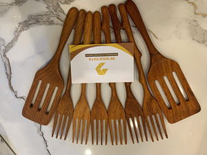 Juego de Cucharas para Servir Ensaladas de Madera Chapadas en Oro Clásico con Acabado Espejo, Ecológicas y de Mango Largo - Product Image 3