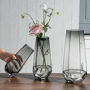 Vase en verre décoratif de style artisanal écologique pour l'affichage de fleurs, décoration intérieure, cadeau et utilisation pour les occasions, disponible à la vente - Product Image 2