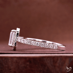 Anillo de Diamantes con Corte Esmeralda de 1 Quilate, Halo de Diamantes Cultivados en Laboratorio, Banda Elegante con Pavé, Oro Blanco - Product Image 2